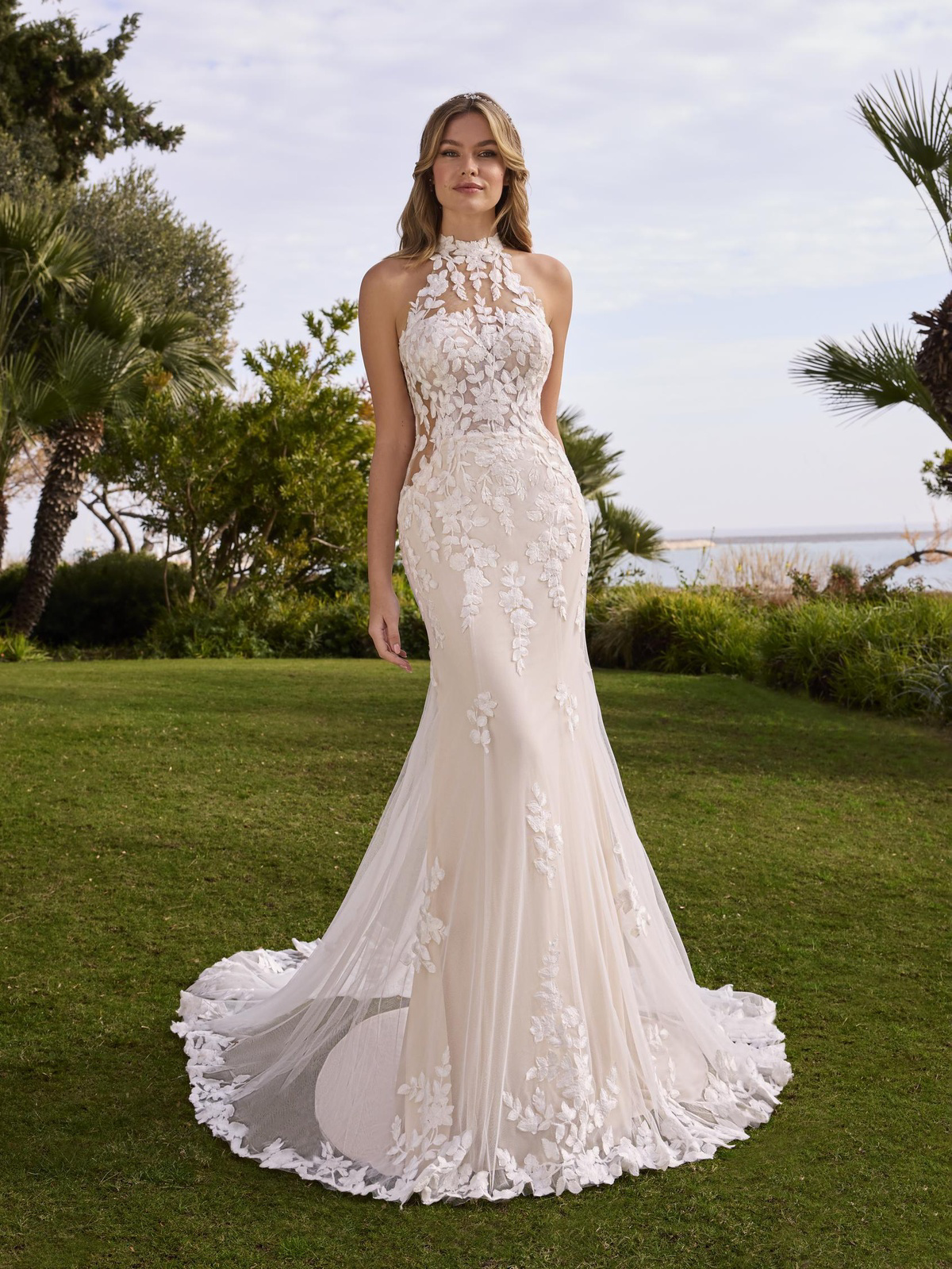 Zeemeermin trouwjurk Sedum van Ladybird met kanten halter en see-through details. Vooraanzicht van de aangesloten bruidsjurk.