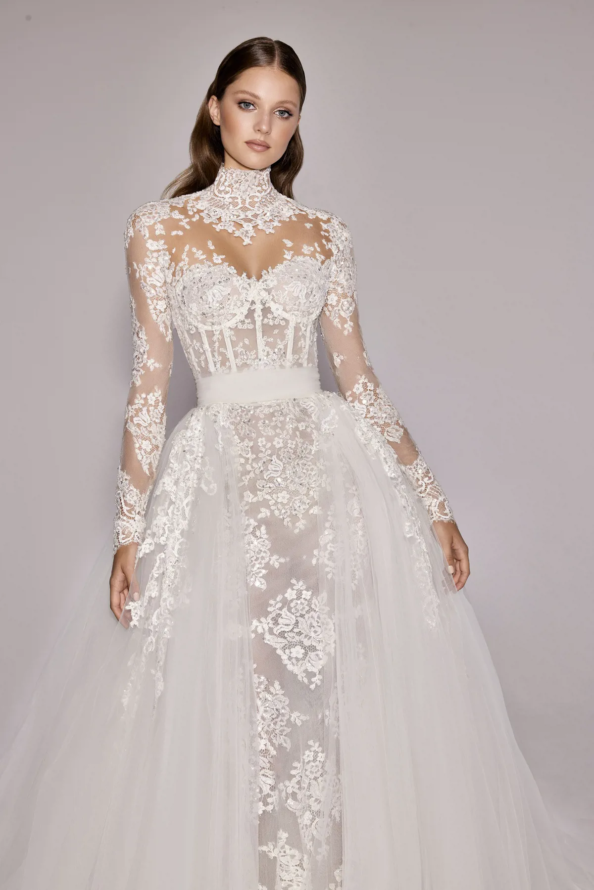 Trouwjurk met lange mouwen Thea van Zuhair Murad, vooraanzicht met hoge hals en korsetlijfje, exclusief bij Bruidshuis Diana.