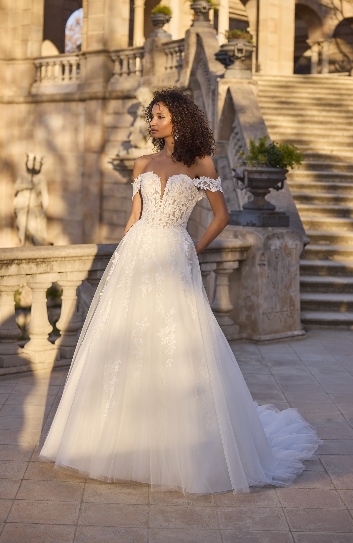 Off-shoulder A-lijn trouwjurk 63167 van Morilee. Vooraanzicht van de romantische bruidsjurk met kanten lijfje en tule rok.