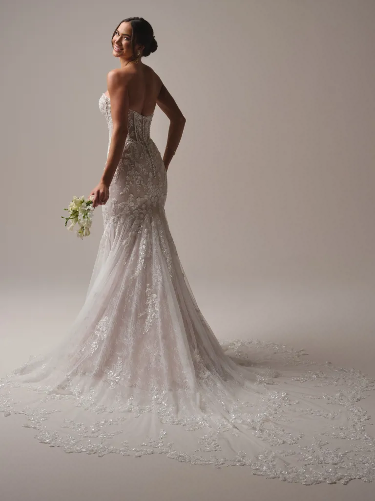 Trouwjurk zeemeermin Benjie-Royale van Maggie Sottero. Achteraanzicht van het kanten korsetlijfje en de lange sleep.