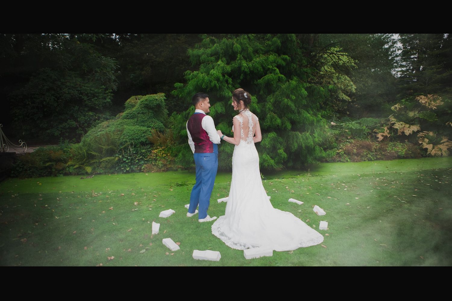 kimberly loopt in trouwjurk