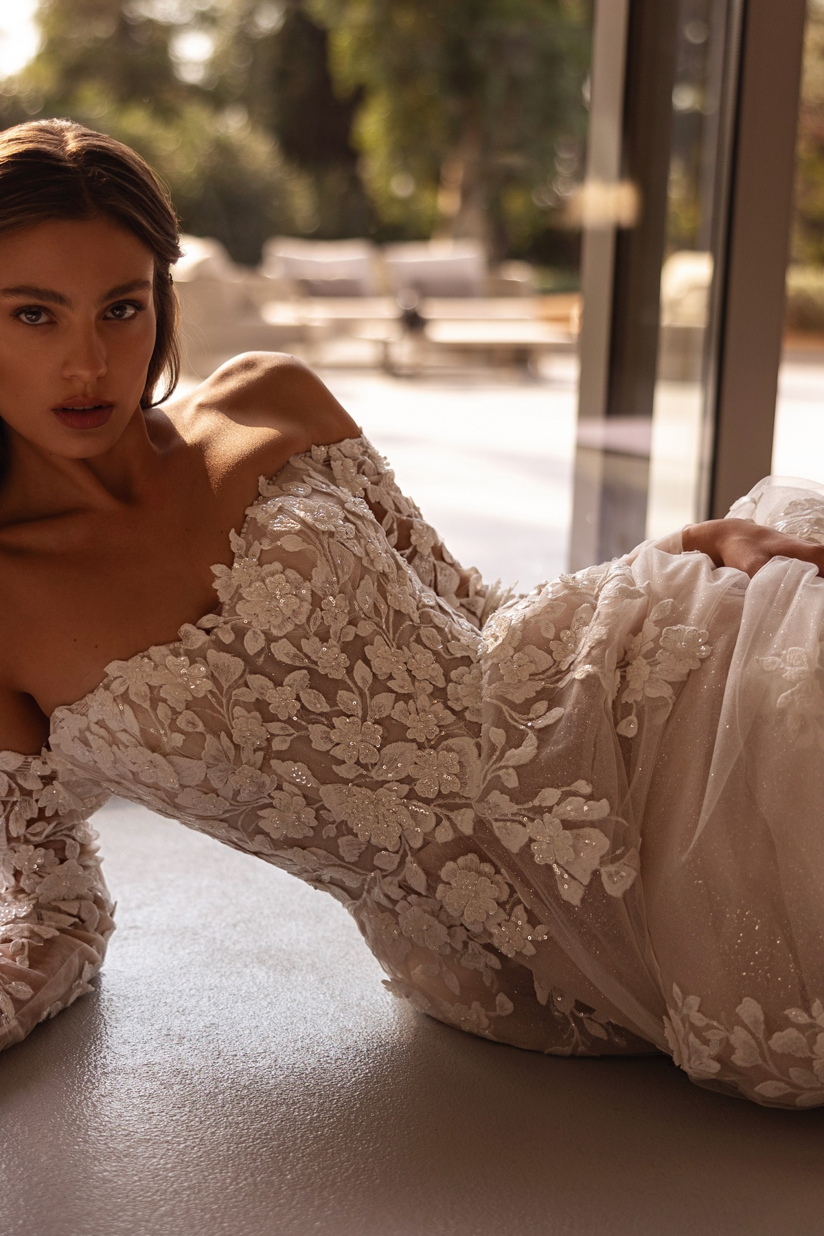 Off-shoulder trouwjurk 1502 Demetrios met 3D kant en glitter. Close-up van het romantische korset met lange mouwen.