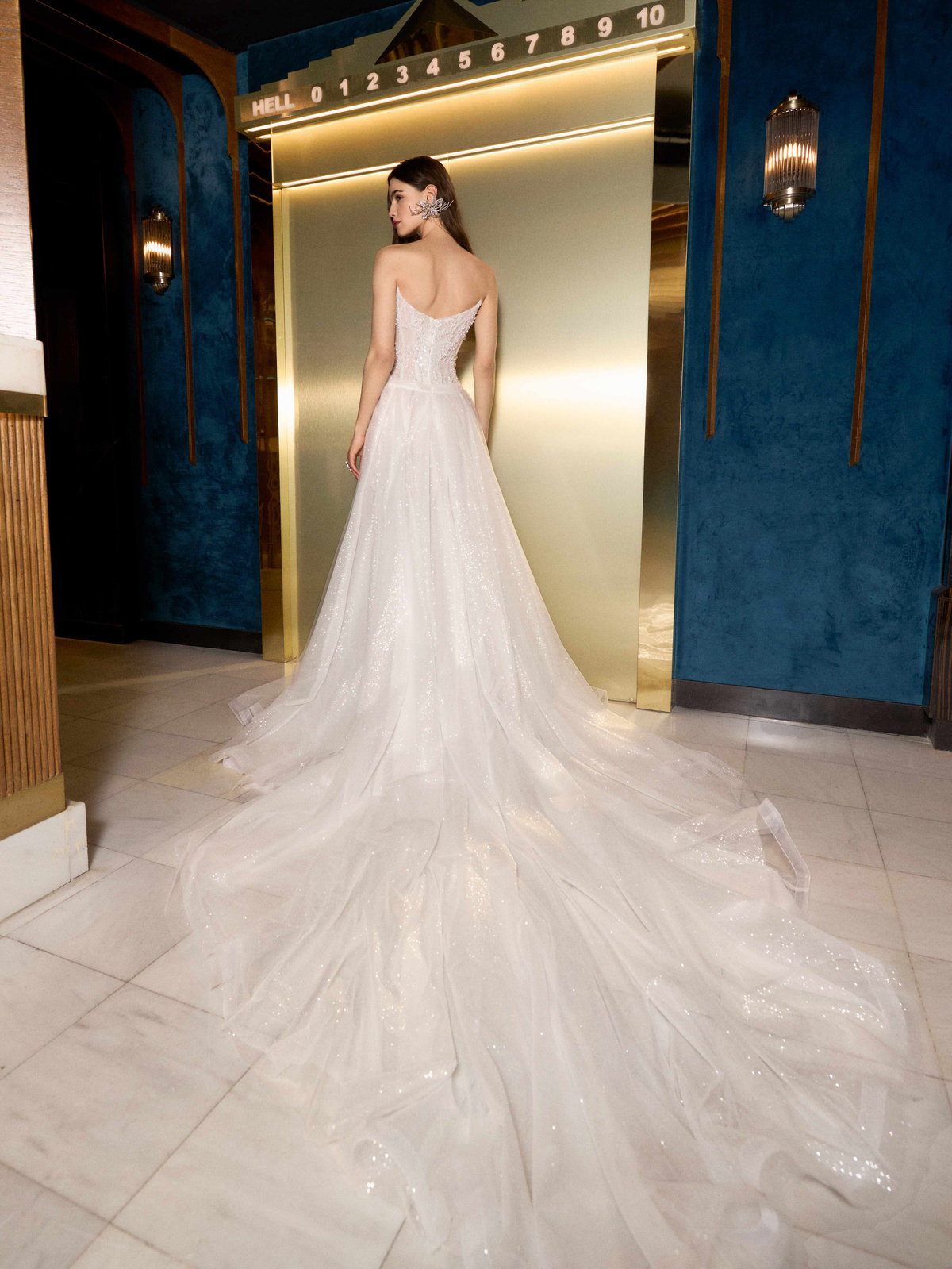 A-lijn trouwjurk Gatsby van Galia Lahav met glitter tule. Achteraanzicht van het strapless korsetlijfje en lange sleep.