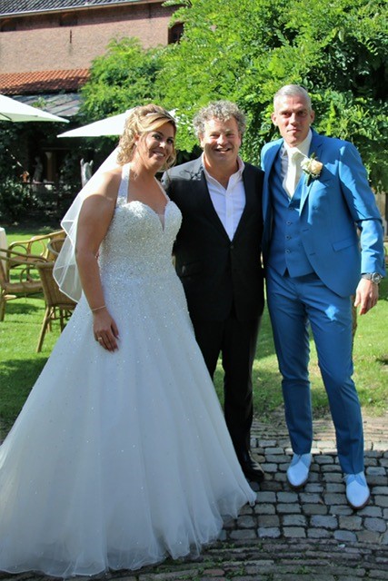 Tamara in bruidsjurk met gast van divorce