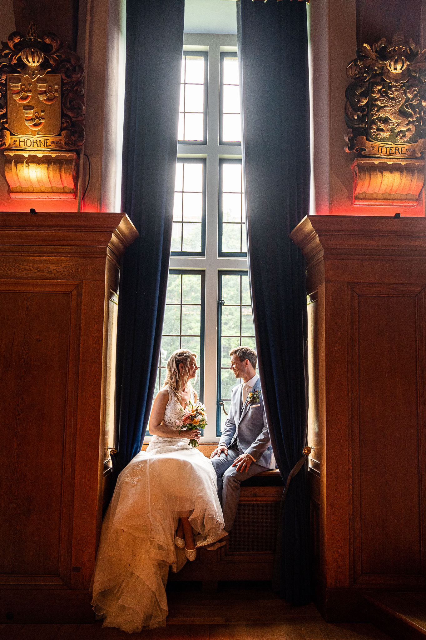 marlyn in haar trouwjurk met haar man