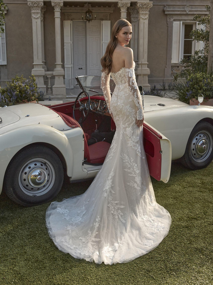 Off-shoulder trouwjurk Aude van San Patrick met kanten lange mouwen en lage rug, achteraanzicht.