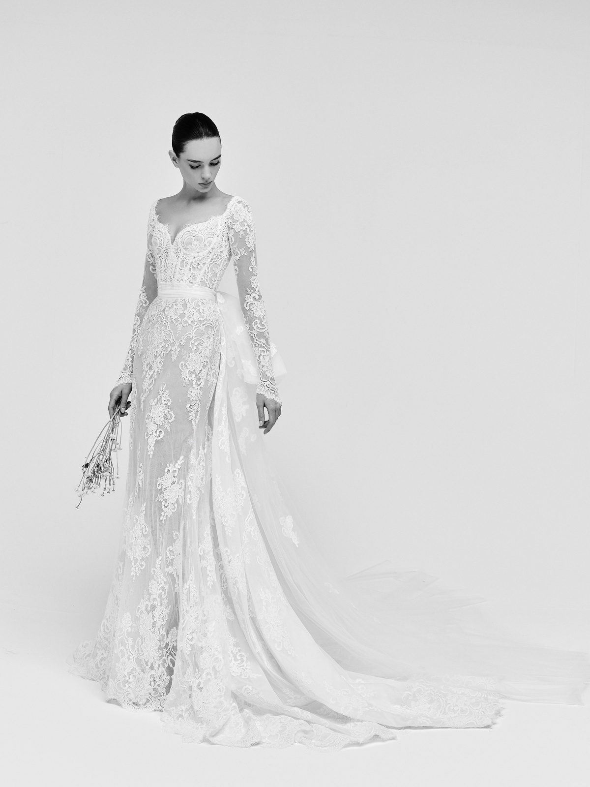 Trouwjurk met kant en lange mouwen Yvanna van Zuhair Murad, vooraanzicht van de see-through jurk exclusief bij Bruidshuis Diana.