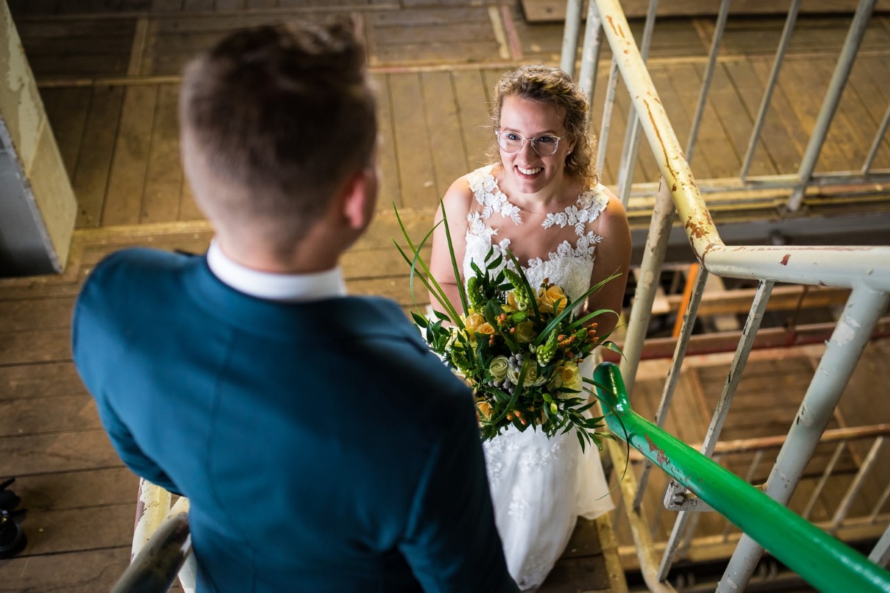 Fot lynn in trouwjurk van voren