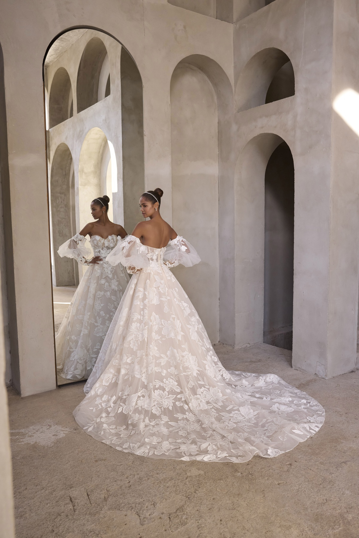 Romantische A-lijn trouwjurk Morilee 2937 met bloemenkant. Achteraanzicht met off-shoulder pofmouwen en lange sleep.