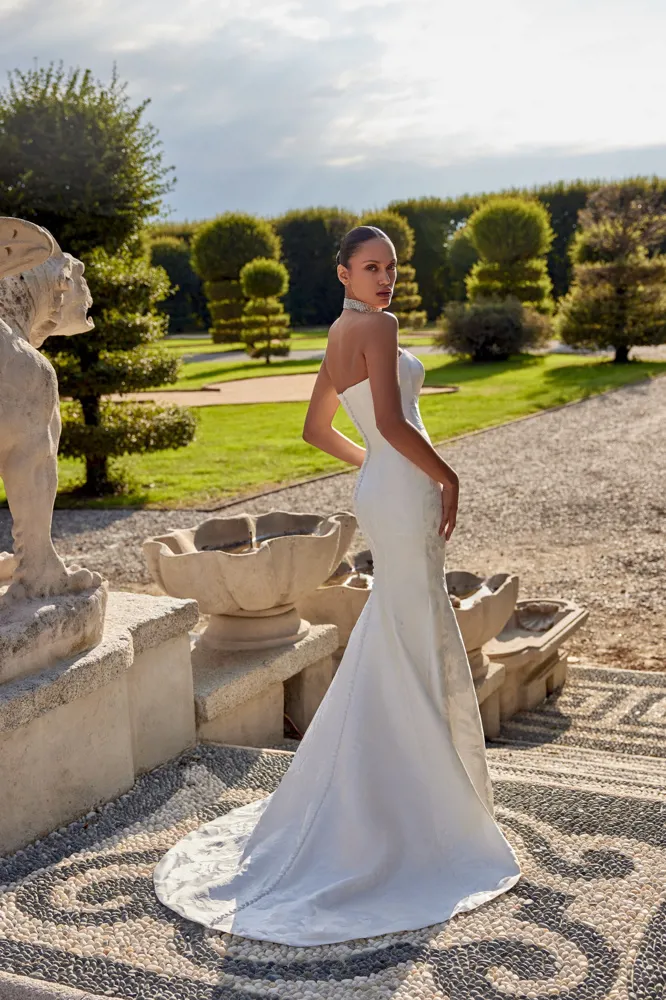 Strapless zeemeermin trouwjurk Kirsten van Justin Alexander. Achteraanzicht met picpac knoopjes en een subtiele sleep.