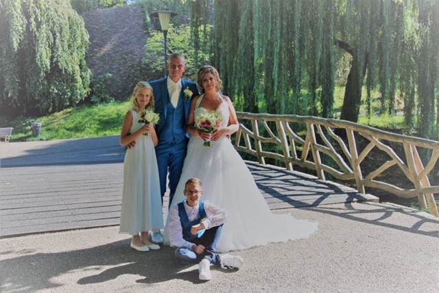 Tamara in bruidsjurk met kinderen