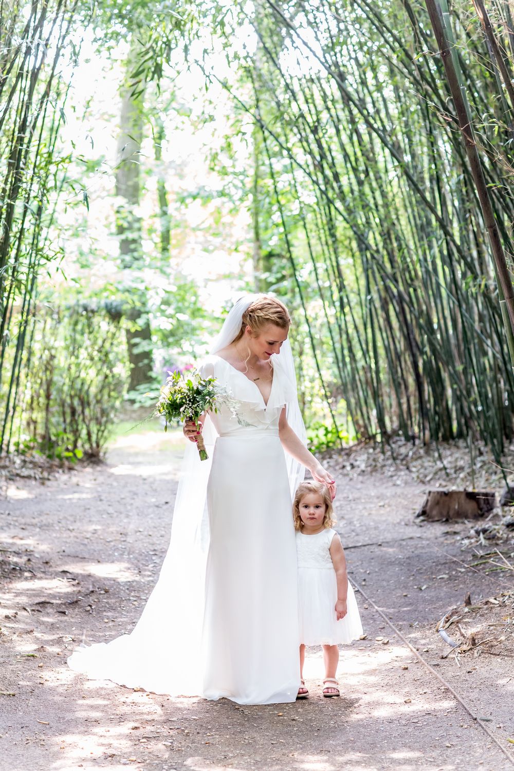 Nienke in trouwjurk op een pad