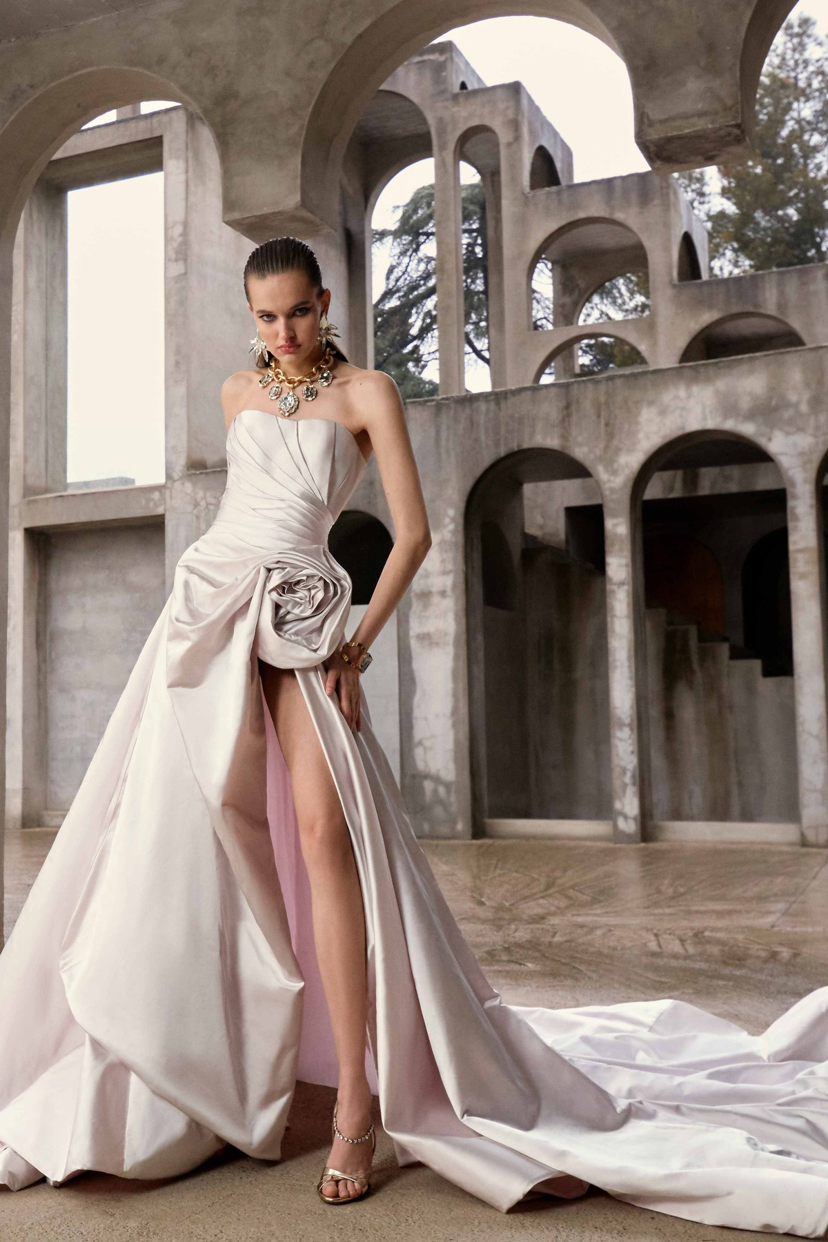 Satijnen trouwjurk Ametista van Galia Lahav met hoge split en rozet detail. Vooraanzicht, verkrijgbaar bij Bruidshuis Diana.