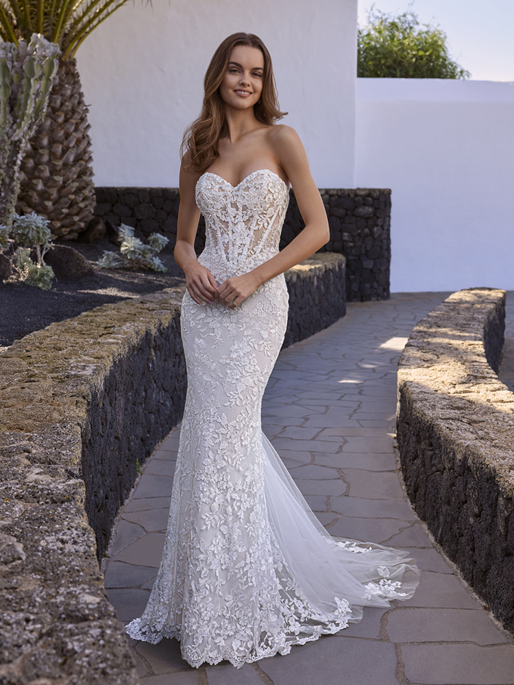 Zeemeermin trouwjurk Estrella van Love by Enzoani. Vooraanzicht met strapless sweetheart hals en een kanten korsetlijfje.