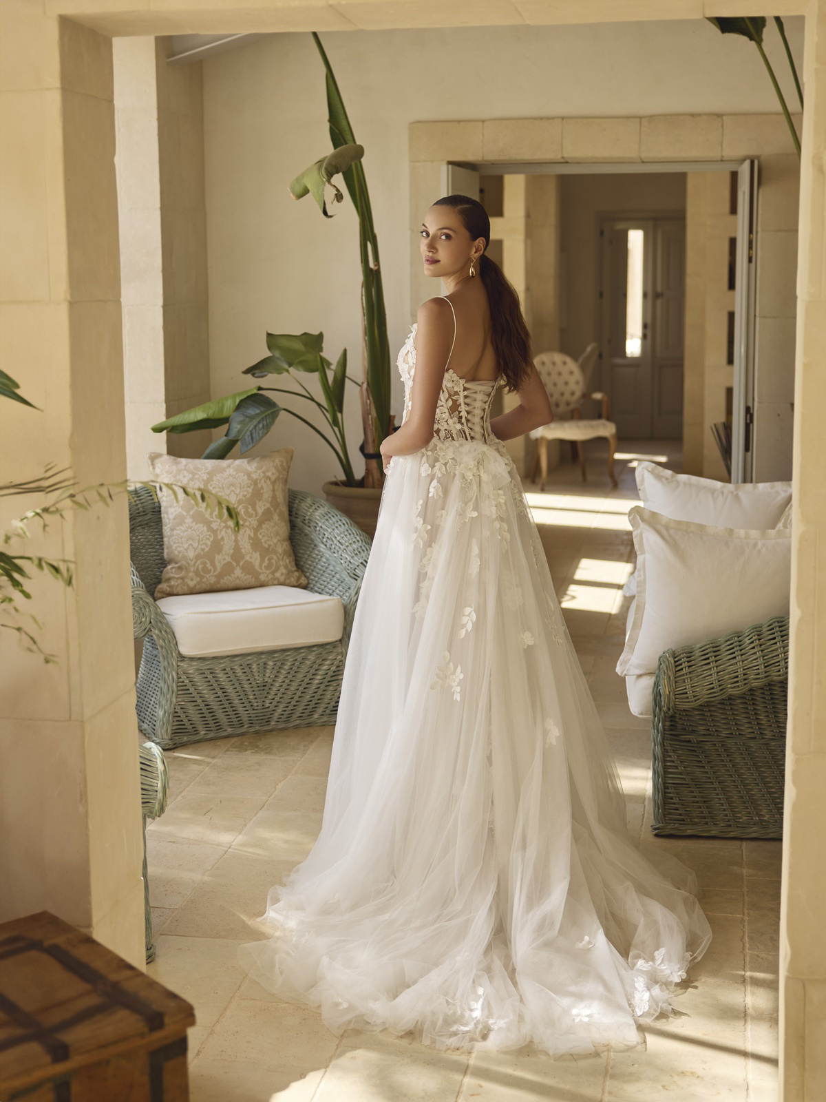 A-lijn trouwjurk Galaxy van Modeca met 3D kant en een korsetlijfje. Achteraanzicht van de bruidsjurk met een lage rug.