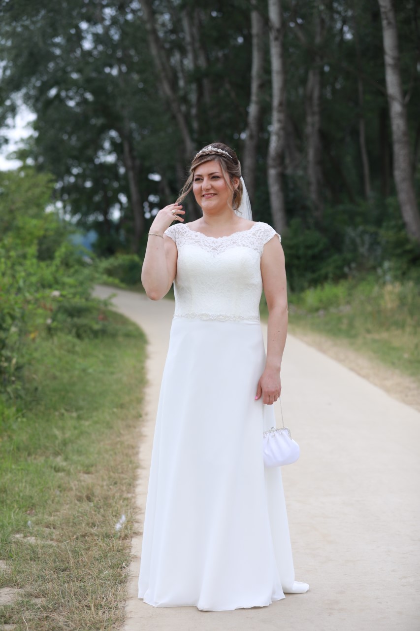 noeshin in trouwjurk bij bos