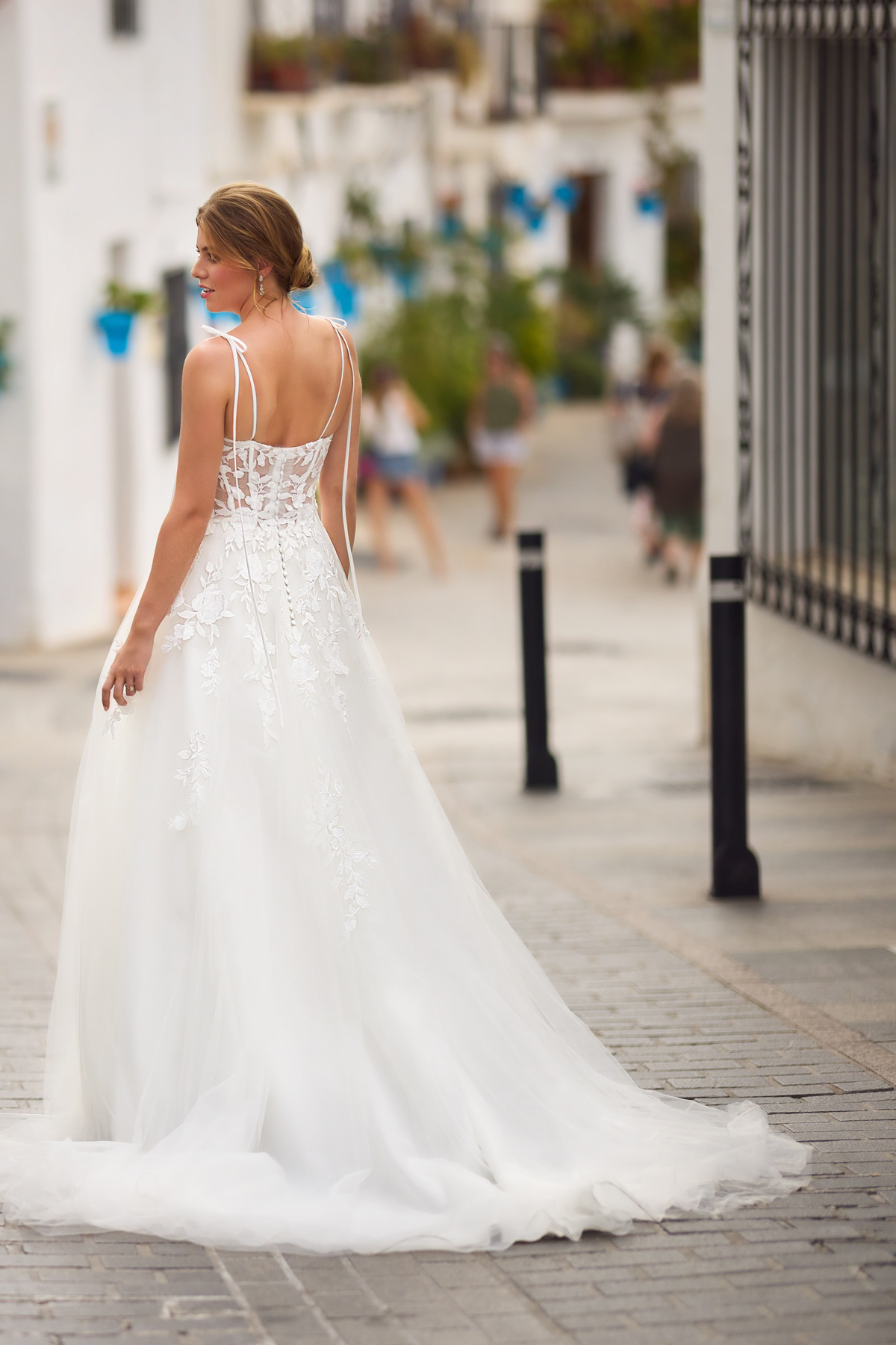A-lijn trouwjurk 26422 van Tres chic met lage rug, achteraanzicht. Romantische bruidsjurk met kanten lijfje en dunne bandjes.