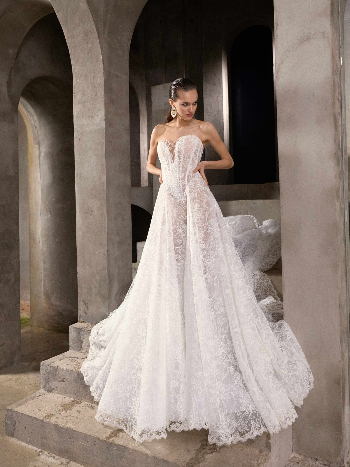 Kanten trouwjurk Belladonna van Galia Lahav met A-lijn en see-through korset. Vooraanzicht, exclusief bij Bruidshuis Diana.