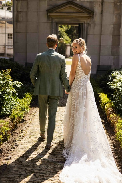 lonneke in haar trouwjurk