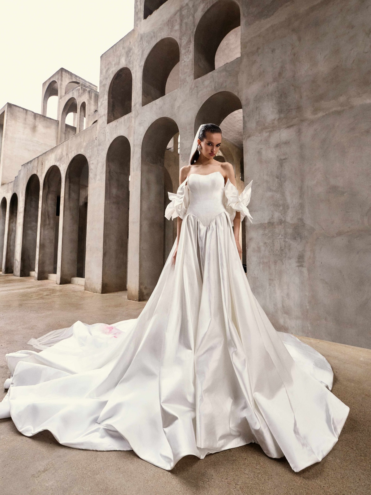 Prinsessenjurk Dynasty van Galia Lahav met off-shoulder mouwen en wijde satijnen rok. Vooraanzicht, exclusief bij Bruidshuis Diana.