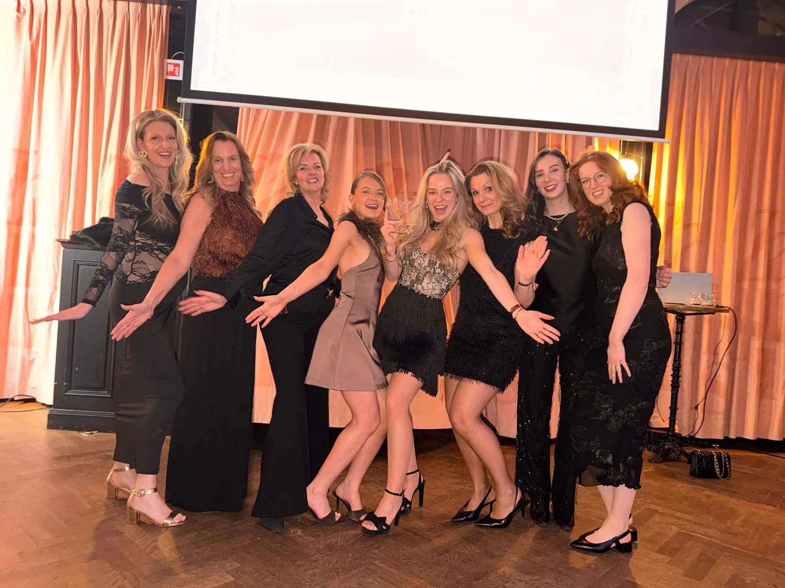 Team van Bruidshuis Diana juicht om het winnen van award Beste Bruidszaak van Nederland 2025/2026