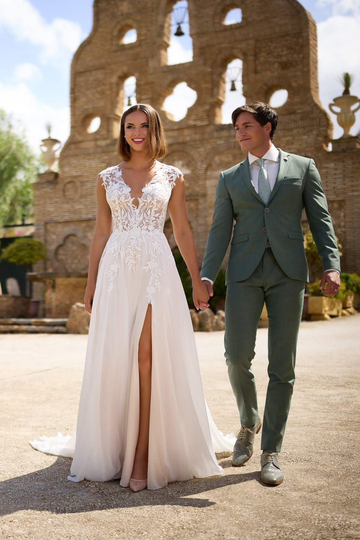 A-lijn trouwjurk met split 26115 van Tres chic. Vooraanzicht van de jurk met een see-through kanten lijfje en V-hals.