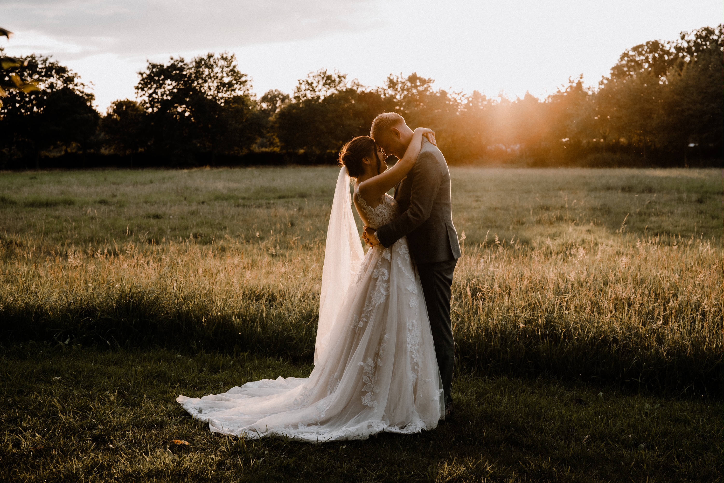 marieke in haar trouwjurk met haar man