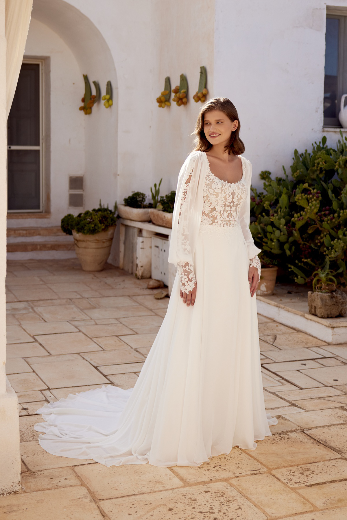 Trouwjurk met lange mouwen 66391 Lillian West. Vooraanzicht van de bohemian A-lijn jurk met see-through kanten lijfje.