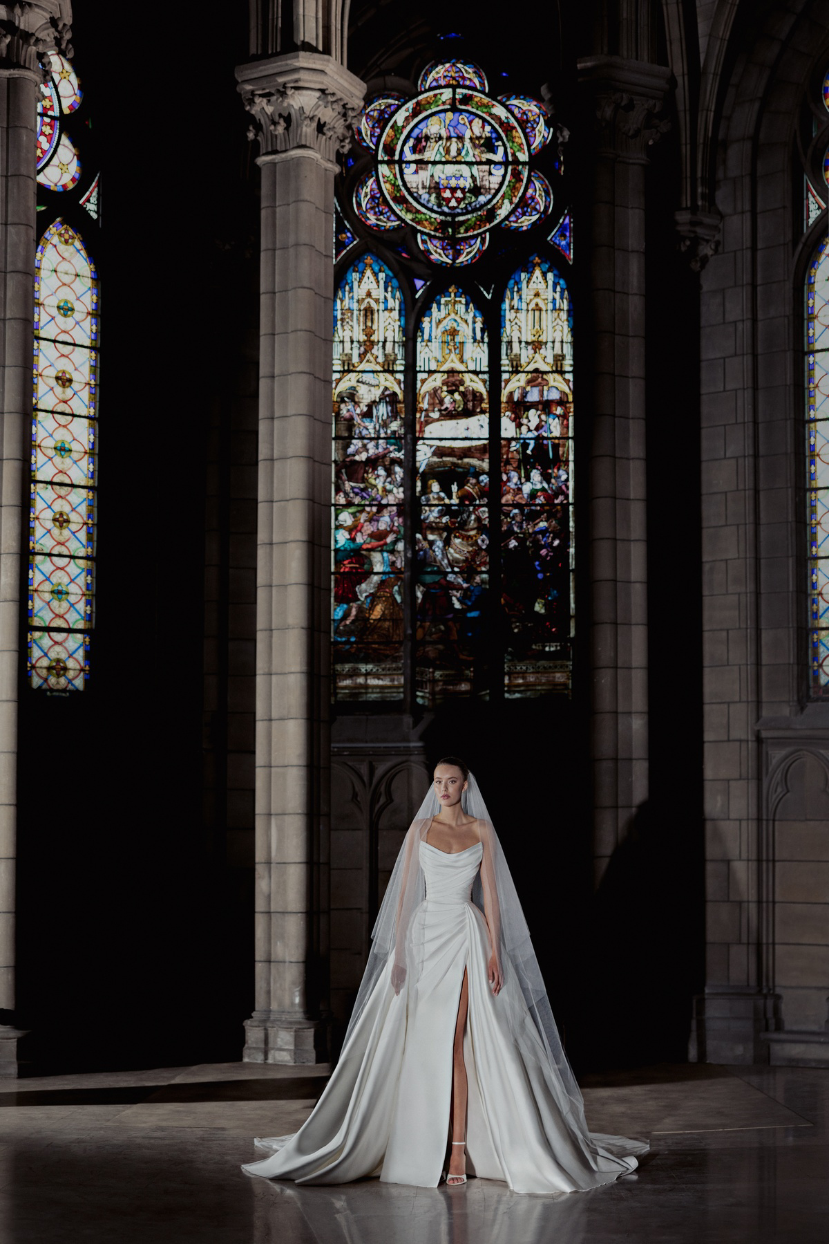 Satijnen trouwjurk Harmony van Zuhair Murad met split en gedrapeerd lijfje. Vooraanzicht, exclusief bij Bruidshuis Diana.