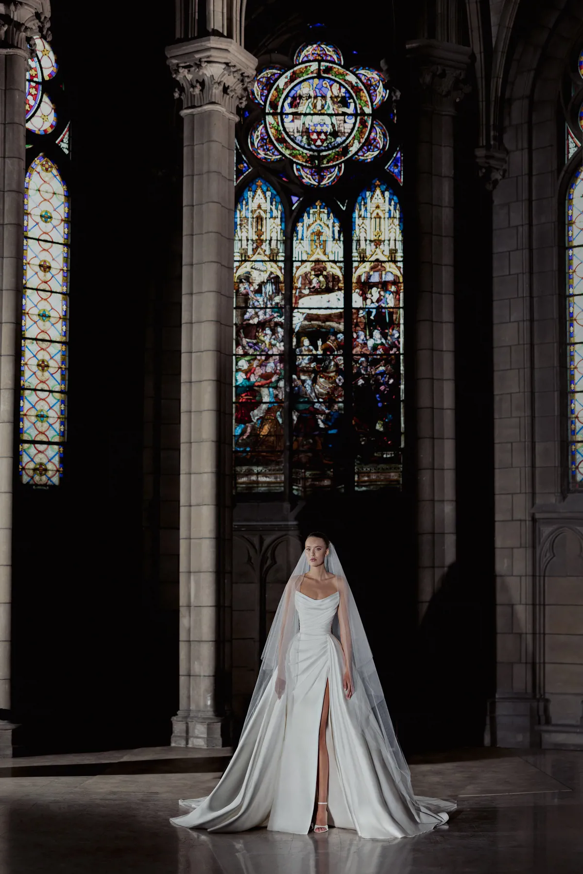 Satijnen trouwjurk Harmony van Zuhair Murad met split en gedrapeerd lijfje. Vooraanzicht, exclusief bij Bruidshuis Diana.