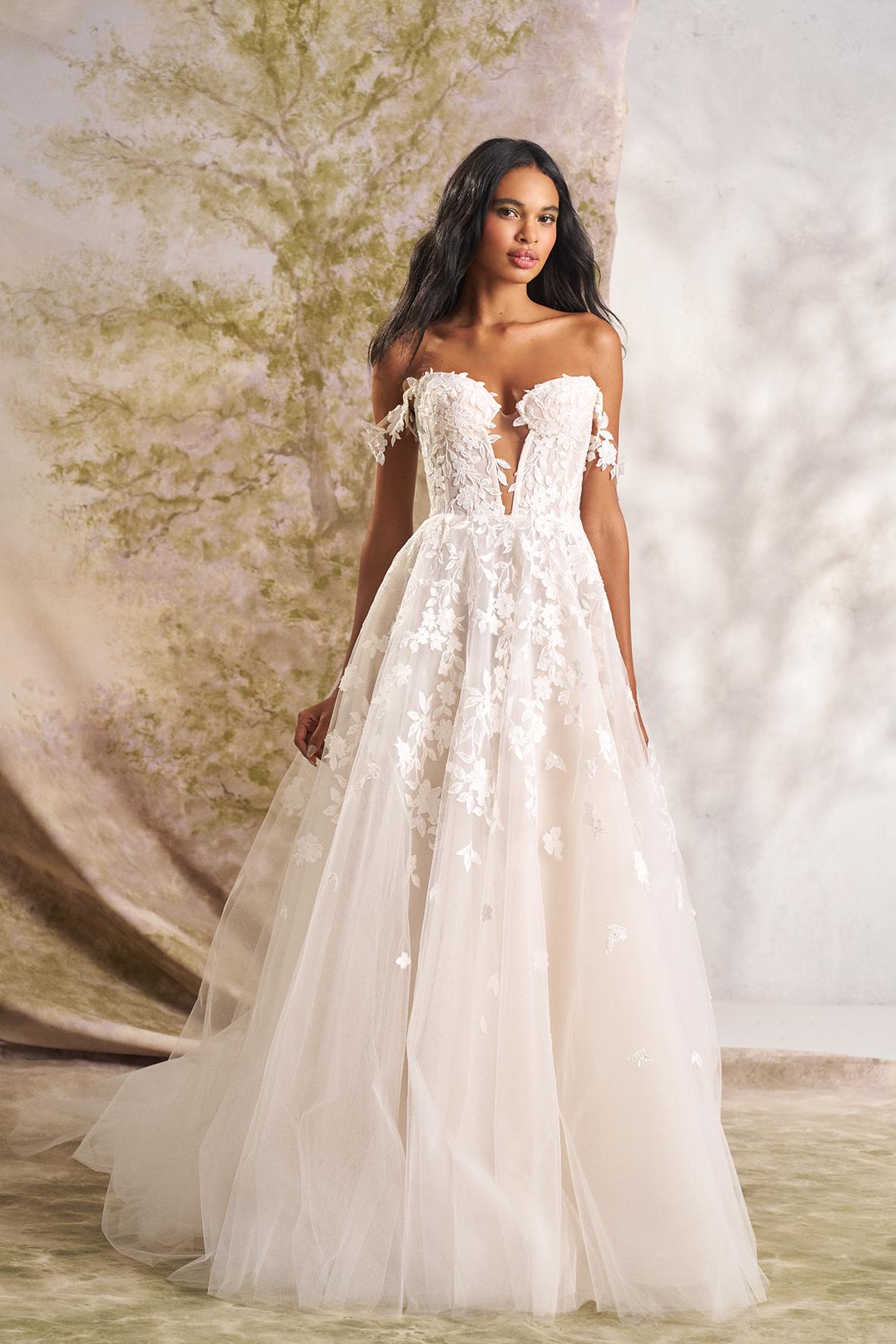 A-lijn trouwjurk Normandy van Ines di Santo, vooraanzicht met off-shoulder bandjes en 3D kant. Exclusief bij Bruidshuis Diana.