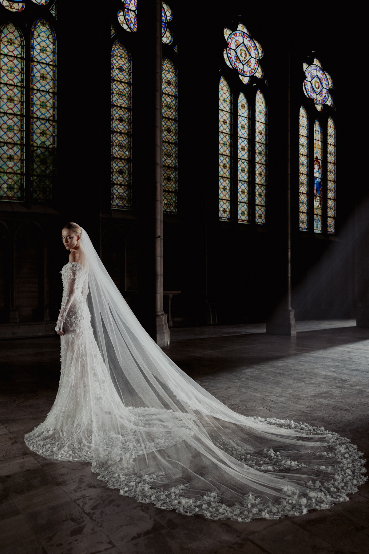 Trouwjurk met lange mouwen Hannah van Zuhair Murad, zijaanzicht met luxe 3D kant en een dramatische, lange sleep.