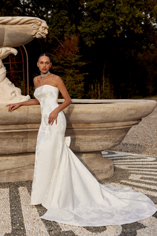 Strapless trouwjurk Kirsten van Justin Alexander, aangesloten model met bloemenpatroon en lange sleep. Vooraanzicht.