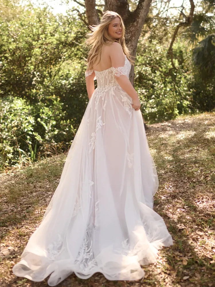 Plus-size A-lijn trouwjurk Victoria Curvy van Maggie Sottero. Achteraanzicht met off-shoulder kanten top en romantische tule rok.