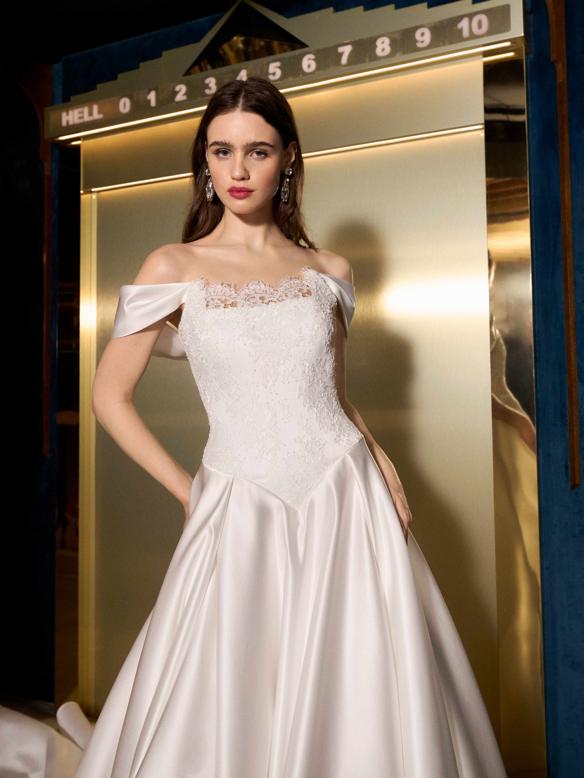 Off-shoulder trouwjurk Chicago van Galia Lahav in vooraanzicht, A-lijn met kanten lijfje. Exclusief bij Bruidshuis Diana.