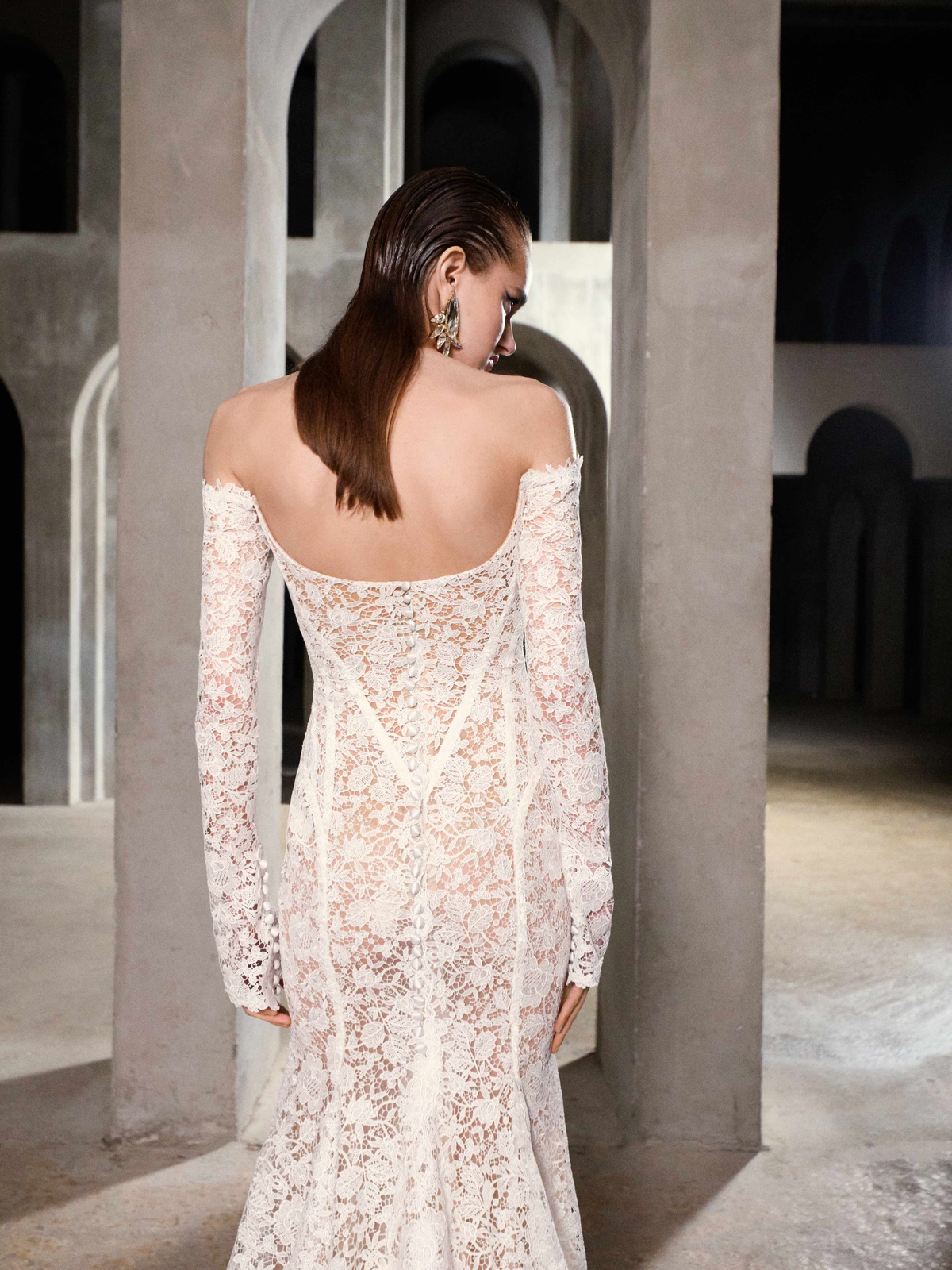 Off-shoulder trouwjurk Whisper van Galia Lahav. Achteraanzicht van de volledig kanten see-through jurk met lage rug.