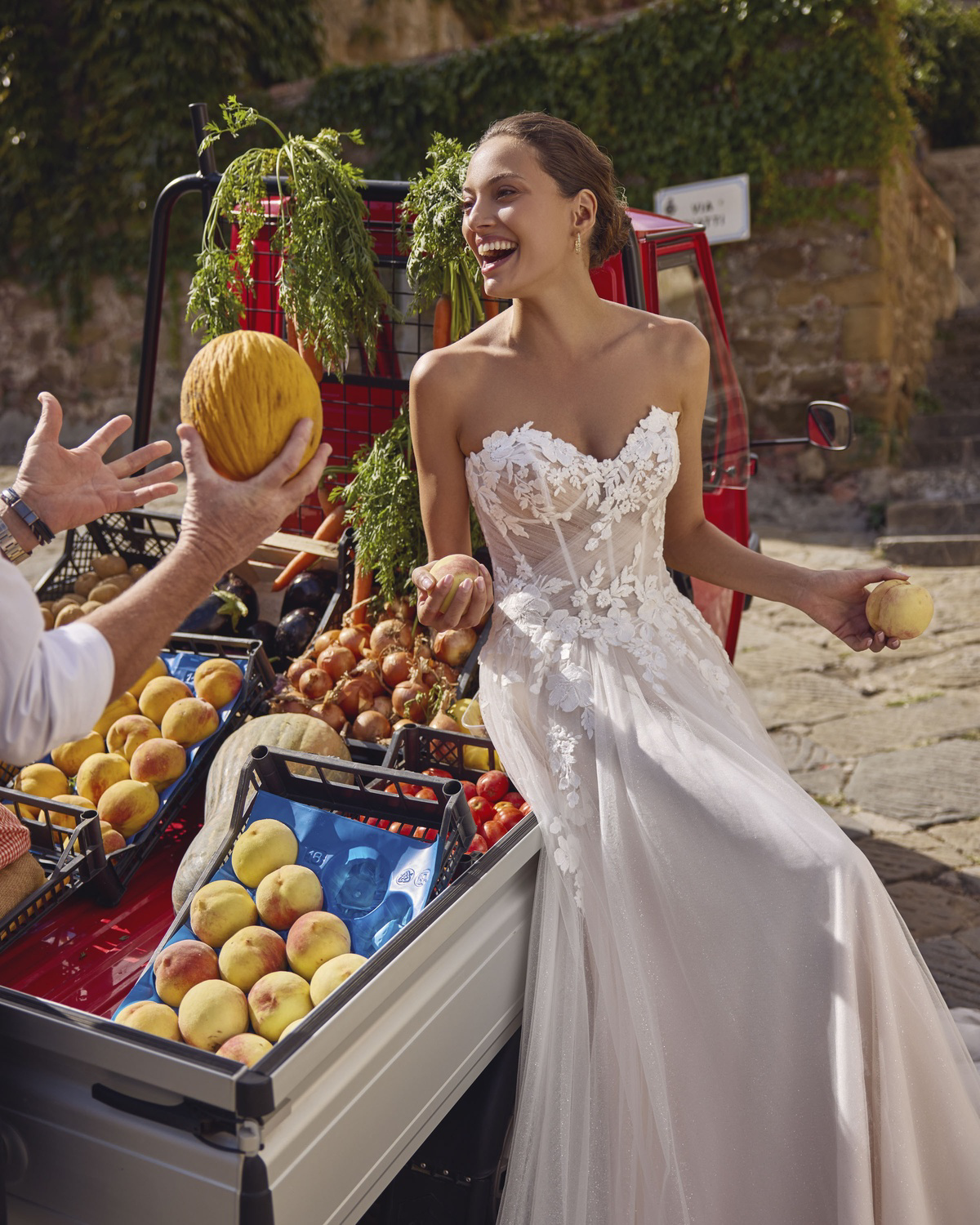 A-lijn trouwjurk Geralyn van Modeca met strapless see-through korsetlijfje met kant en een romantische glitter tule rok.