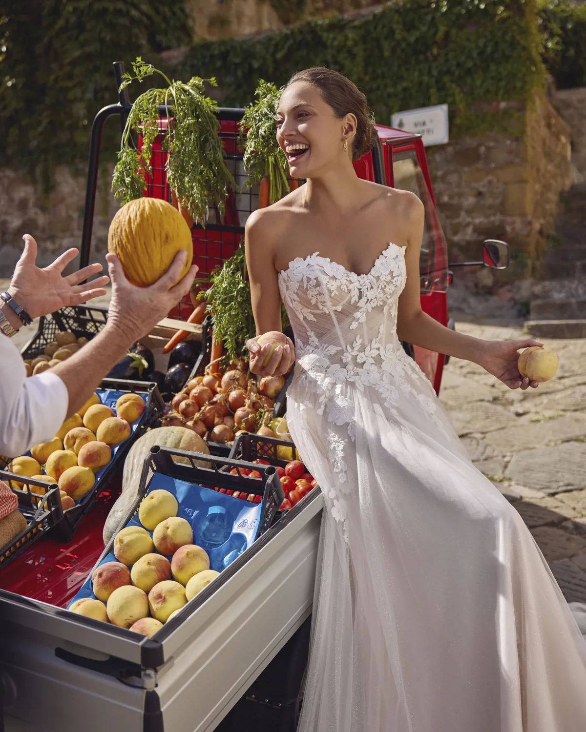 A-lijn trouwjurk Geralyn van Modeca met strapless see-through korsetlijfje met kant en een romantische glitter tule rok.
