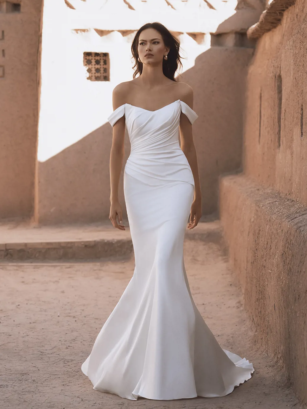 Off-shoulder zeemeermin trouwjurk Thu van Blue by Enzoani. Vooraanzicht van de jurk met een elegant gedrapeerd lijfje.