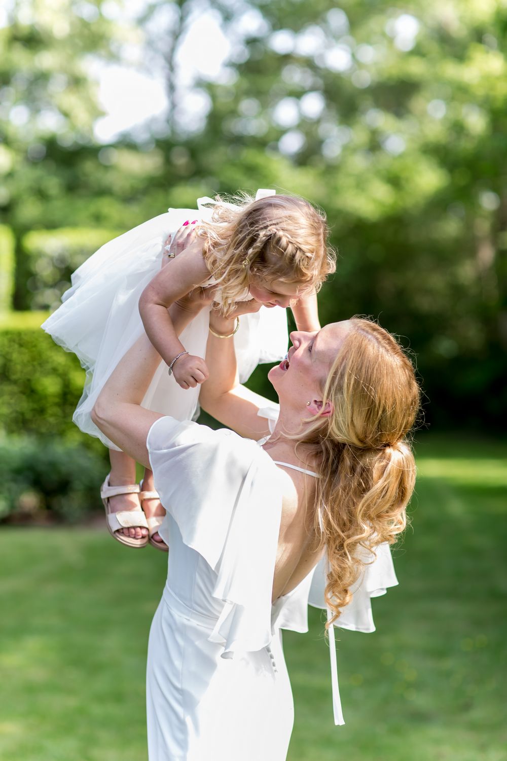 Nienke in trouwjurk met dochter