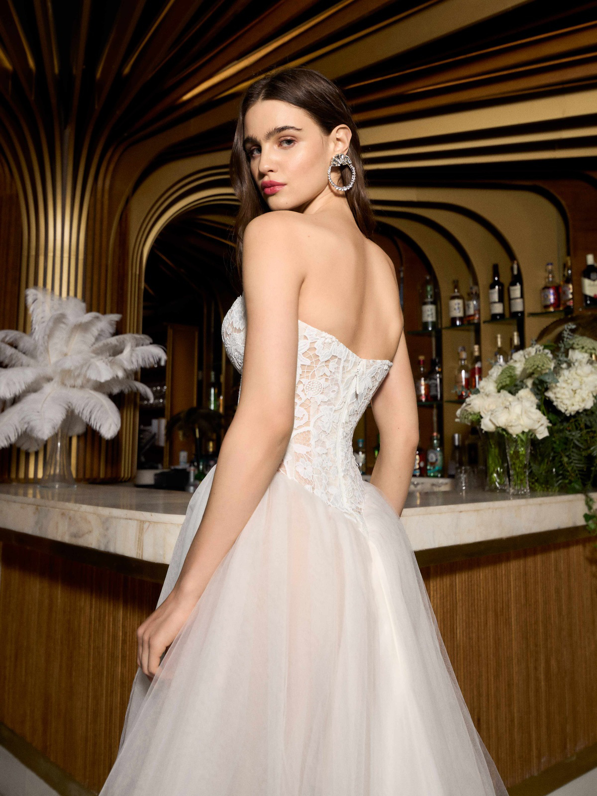 Strapless trouwjurk Roxie van Galia Lahav. Achteraanzicht met see-through kanten korset en een flowy tule rok.