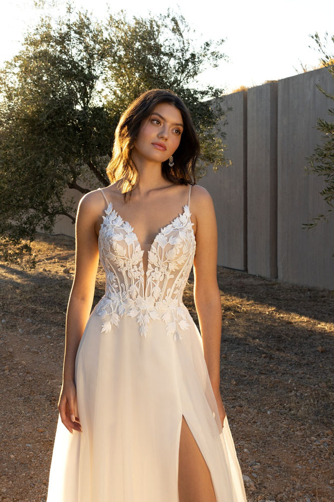 A-lijn trouwjurk L1177 Orea sposa met kanten V-hals, see-through lijfje en een hoge split. Vooraanzicht.