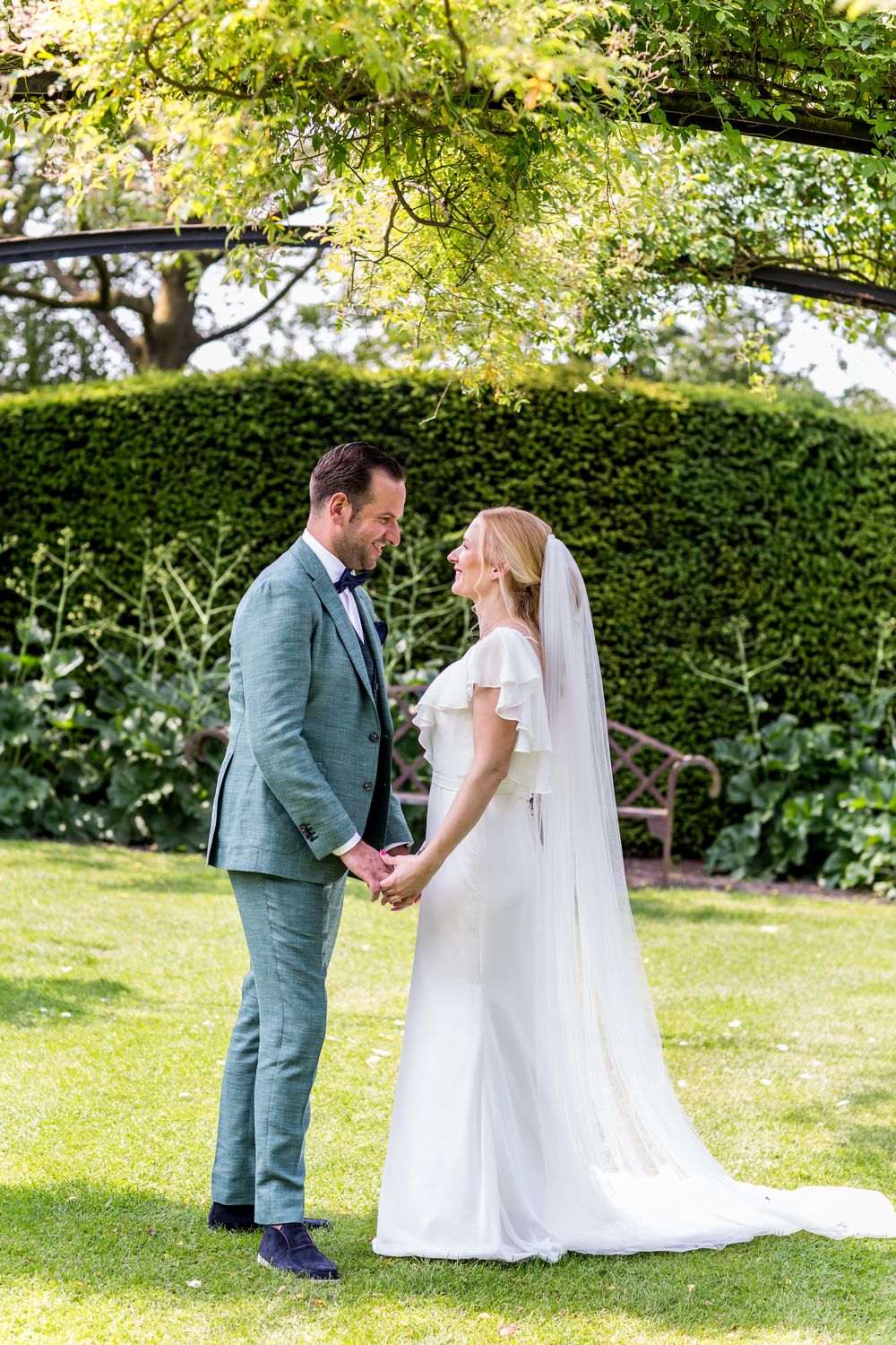 Nienke in trouwjurk met man