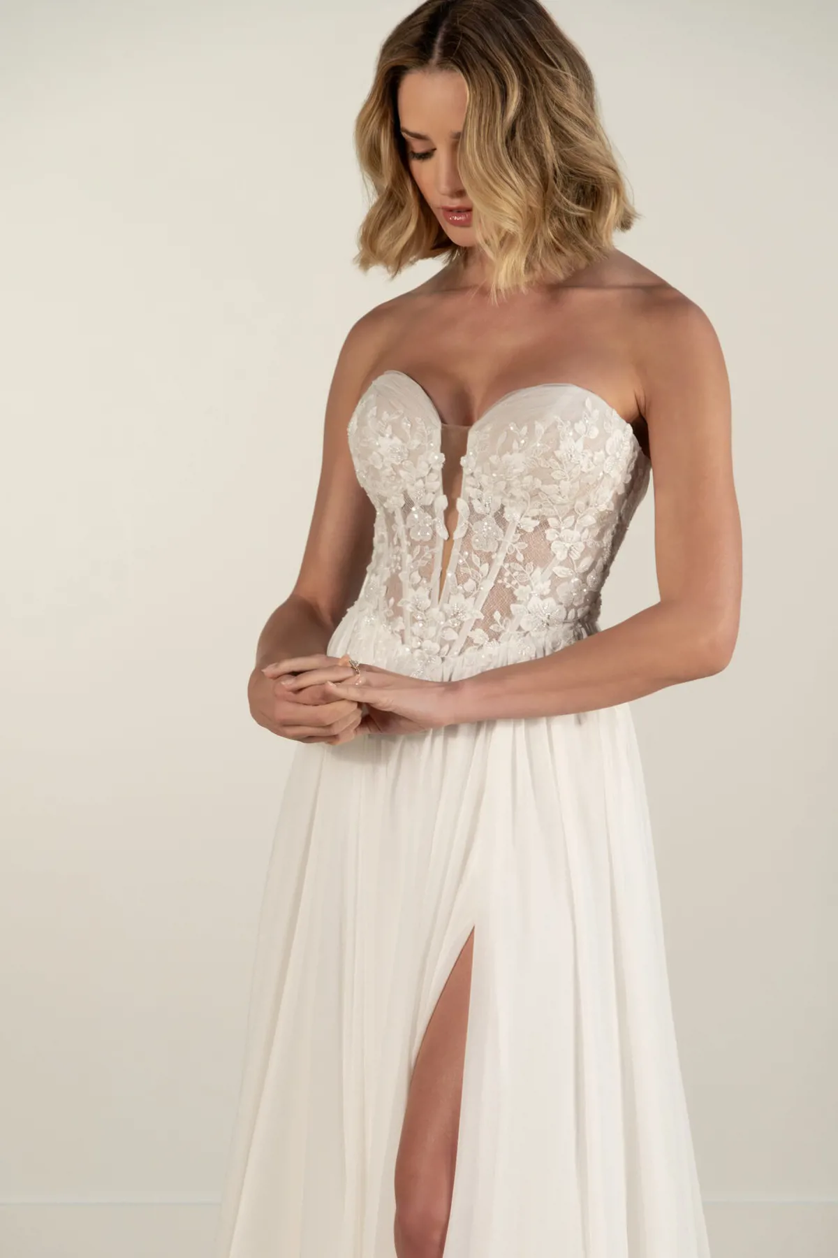A-lijn trouwjurk met split 8027 Stella York. Close-up van het strapless see-through korsetlijfje met bloemenkant.