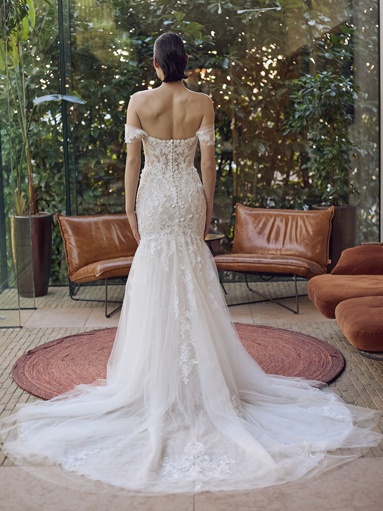 Off-shoulder zeemeermin trouwjurk Georgi van Pronovias. Achteraanzicht van de jurk met kanten sleep en picpac knoopjes.
