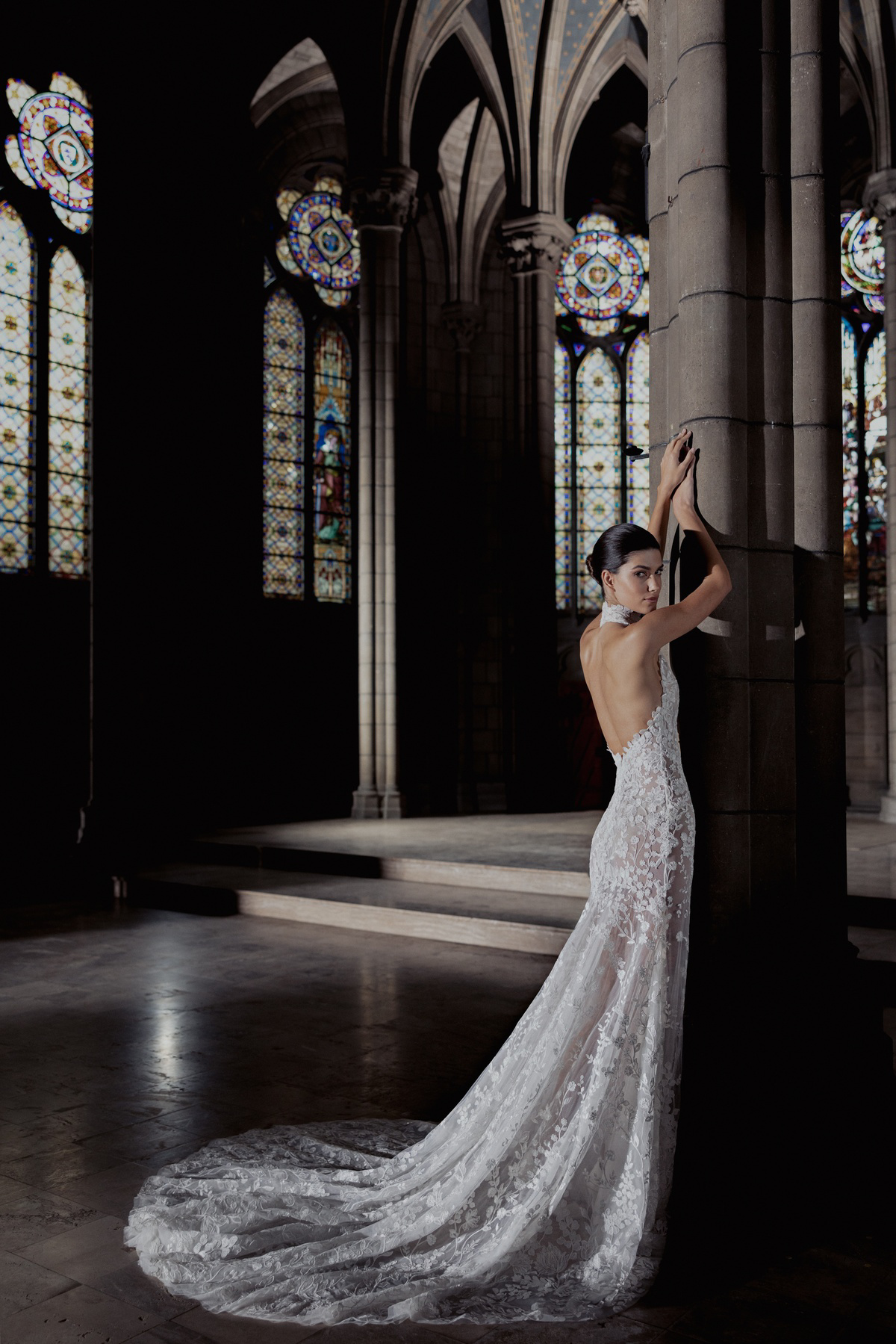 Kanten trouwjurk Hailey van Zuhair Murad met diepe open rug. Achteraanzicht van de luxe see-through jurk met halterneklijn.