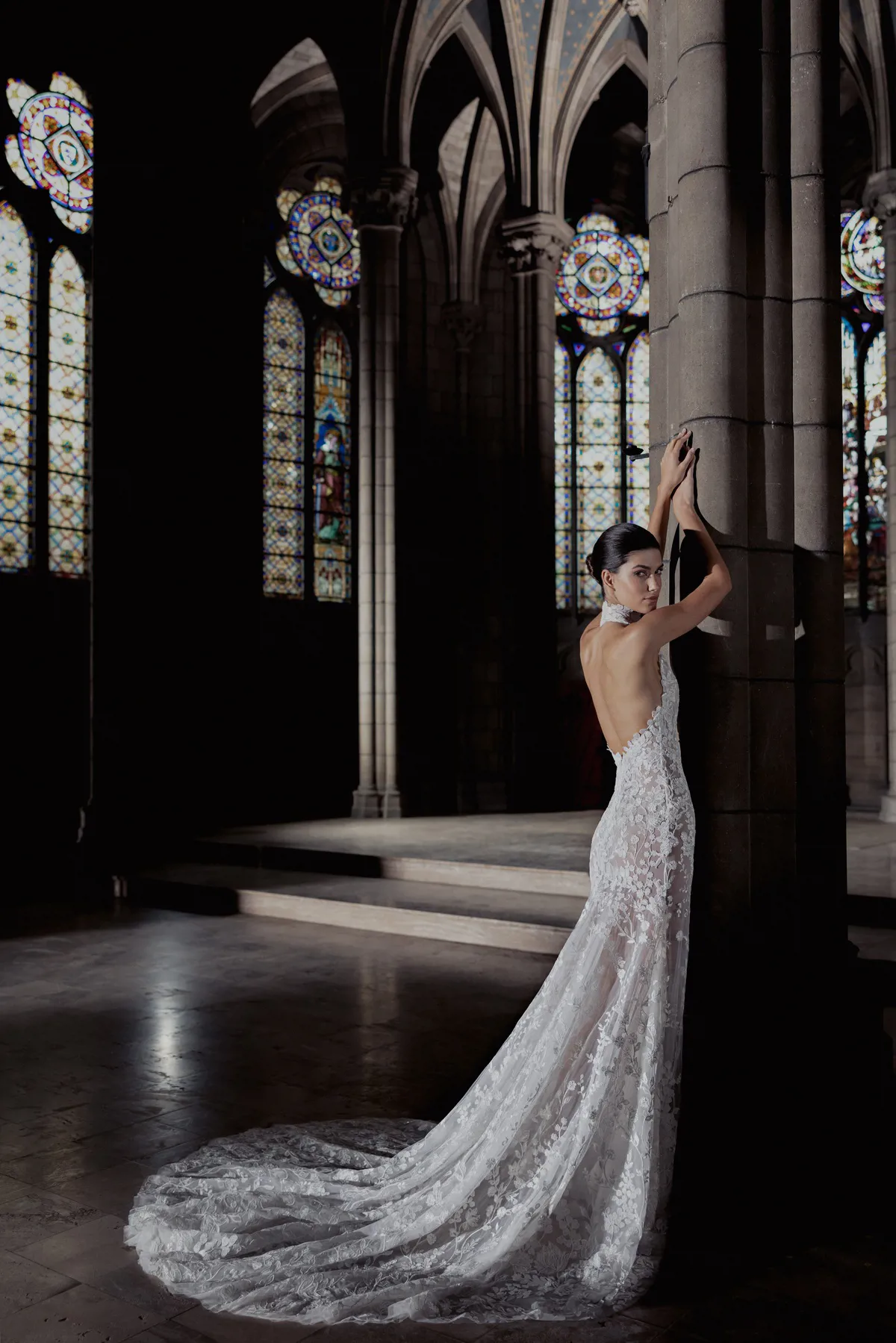 Kanten trouwjurk Hailey van Zuhair Murad met diepe open rug. Achteraanzicht van de luxe see-through jurk met halterneklijn.