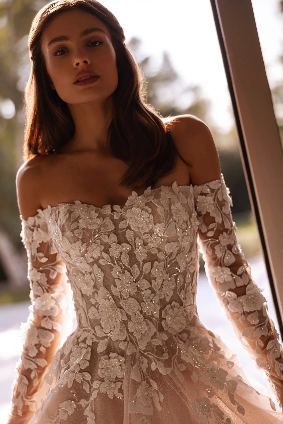 Off-shoulder trouwjurk 1502 van Demetrios met 3D kant en lange mouwen. Close-up van het romantische lijfje.