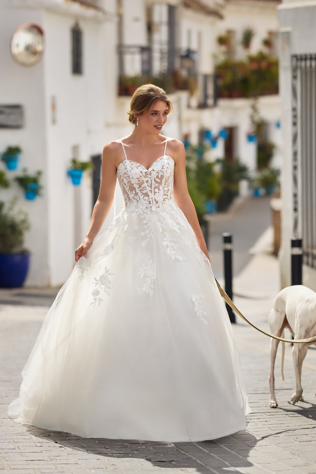 A-lijn trouwjurk 26422 Tres chic met kanten see-through top en wijde tule rok, vooraanzicht.