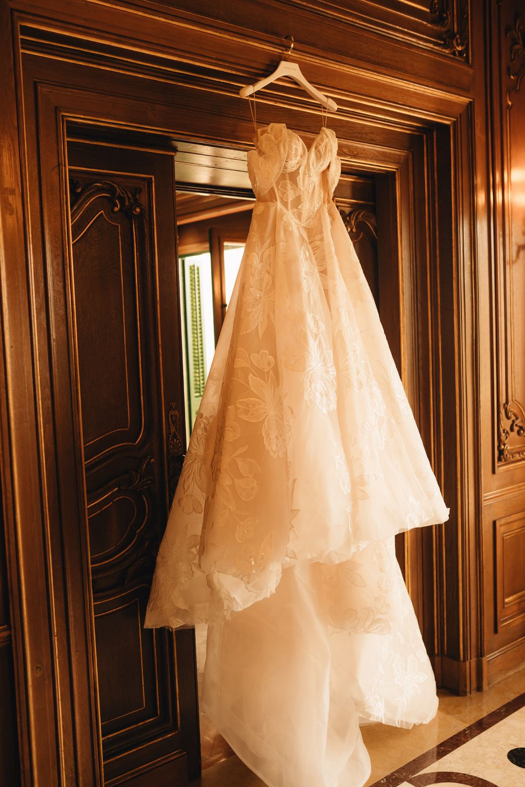 Leslie Keijzer haar trouwjurk van Galia Lahav hangt klaar